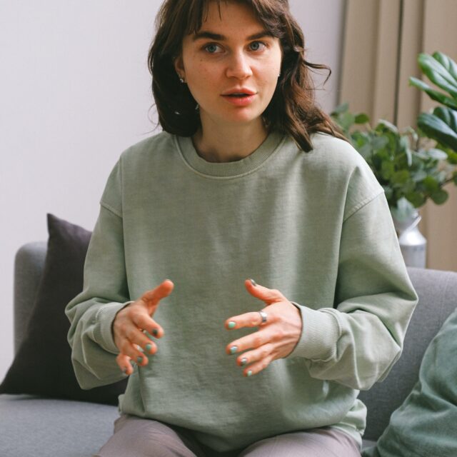 Femme en questionnement professionnel